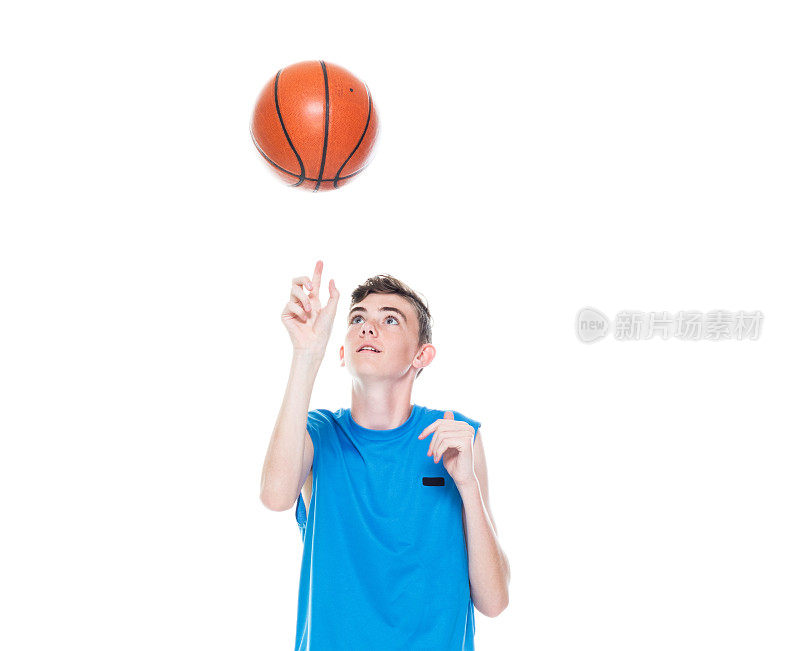 正面视图/一个人/一个人/完整的长度/一个十几岁的男孩只有12-13岁英俊的人白人男性/年轻男子篮球运动员/男孩/十几岁的男孩旋转/站在白色背景和使用运动球